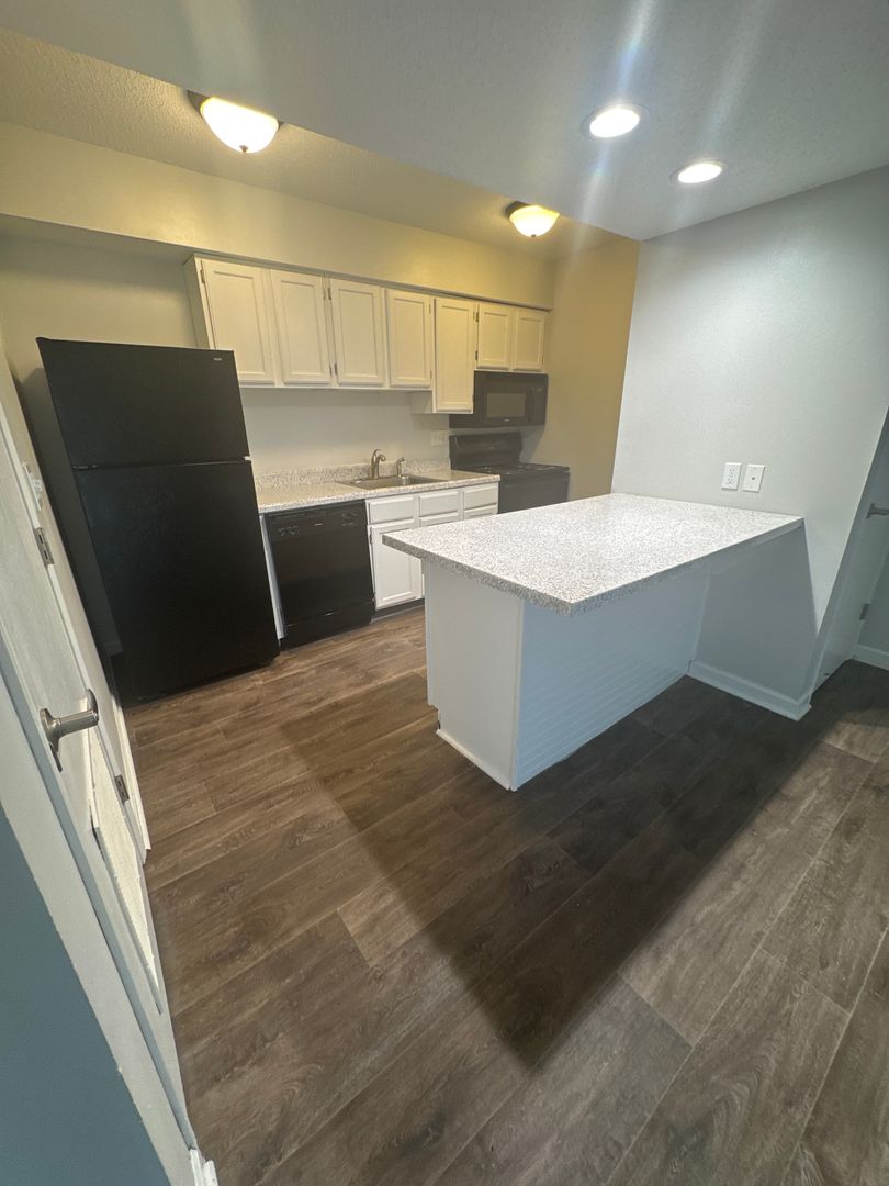 Clive Apartment: 11428 Forest Ave