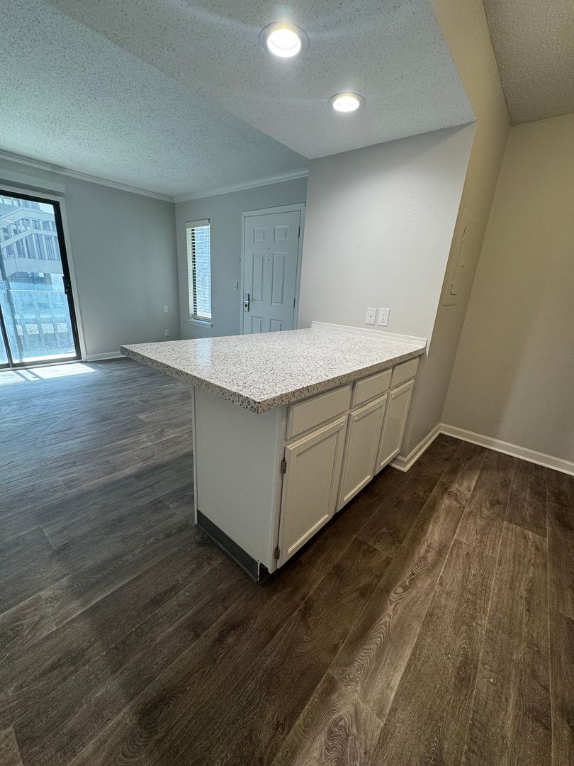 Clive Apartment: 11428 Forest Ave