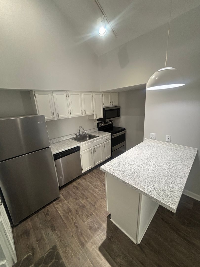 Clive Apartment: 11428 Forest Ave