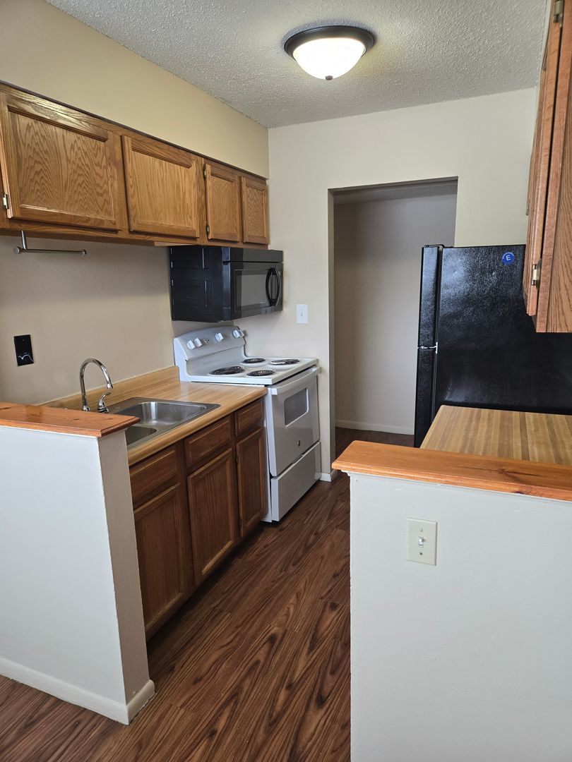 Urbandale Apartment: 7715 Hickman Road
