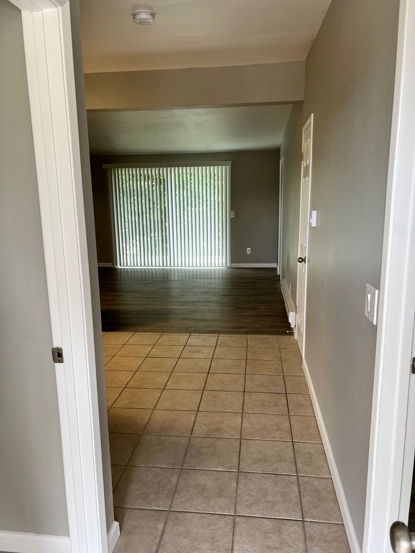 Kent Apartment: 23816 100th Ave SE