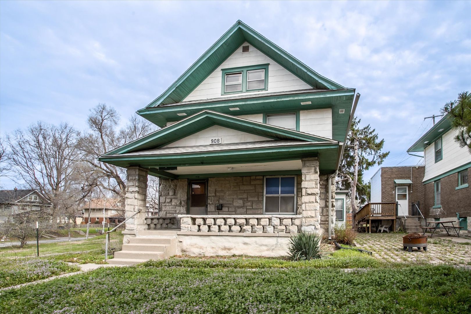 Kansas City House: 908 E 31st St