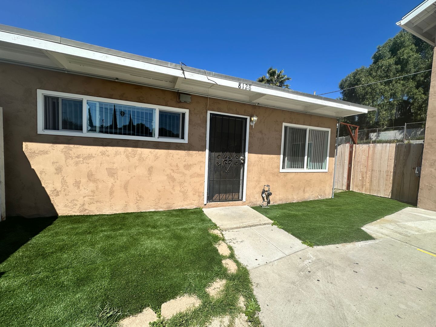 San Diego House: 8128 Dodie St