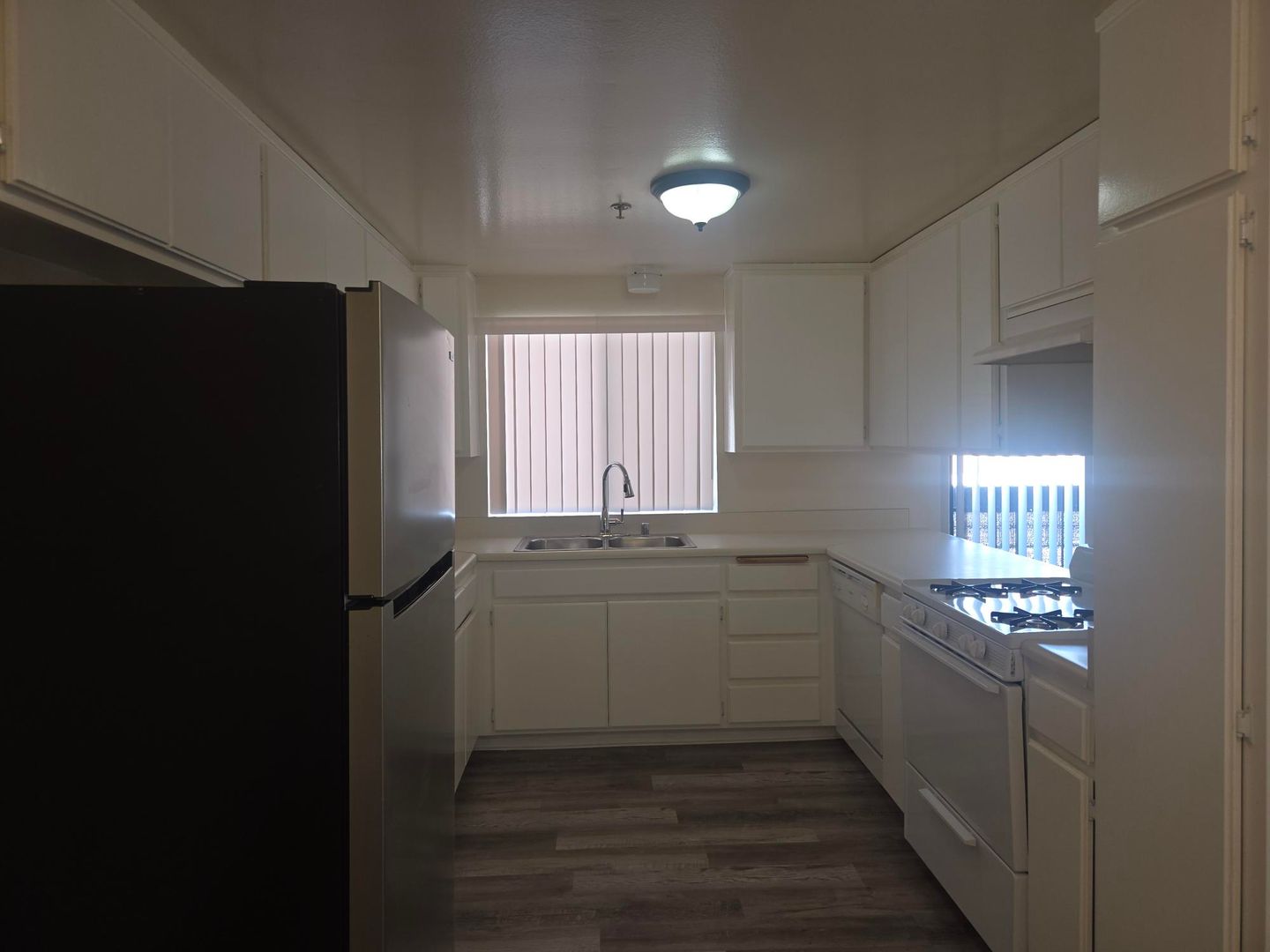 Montrose Apartment: 2474-2492 Montrose Avenue