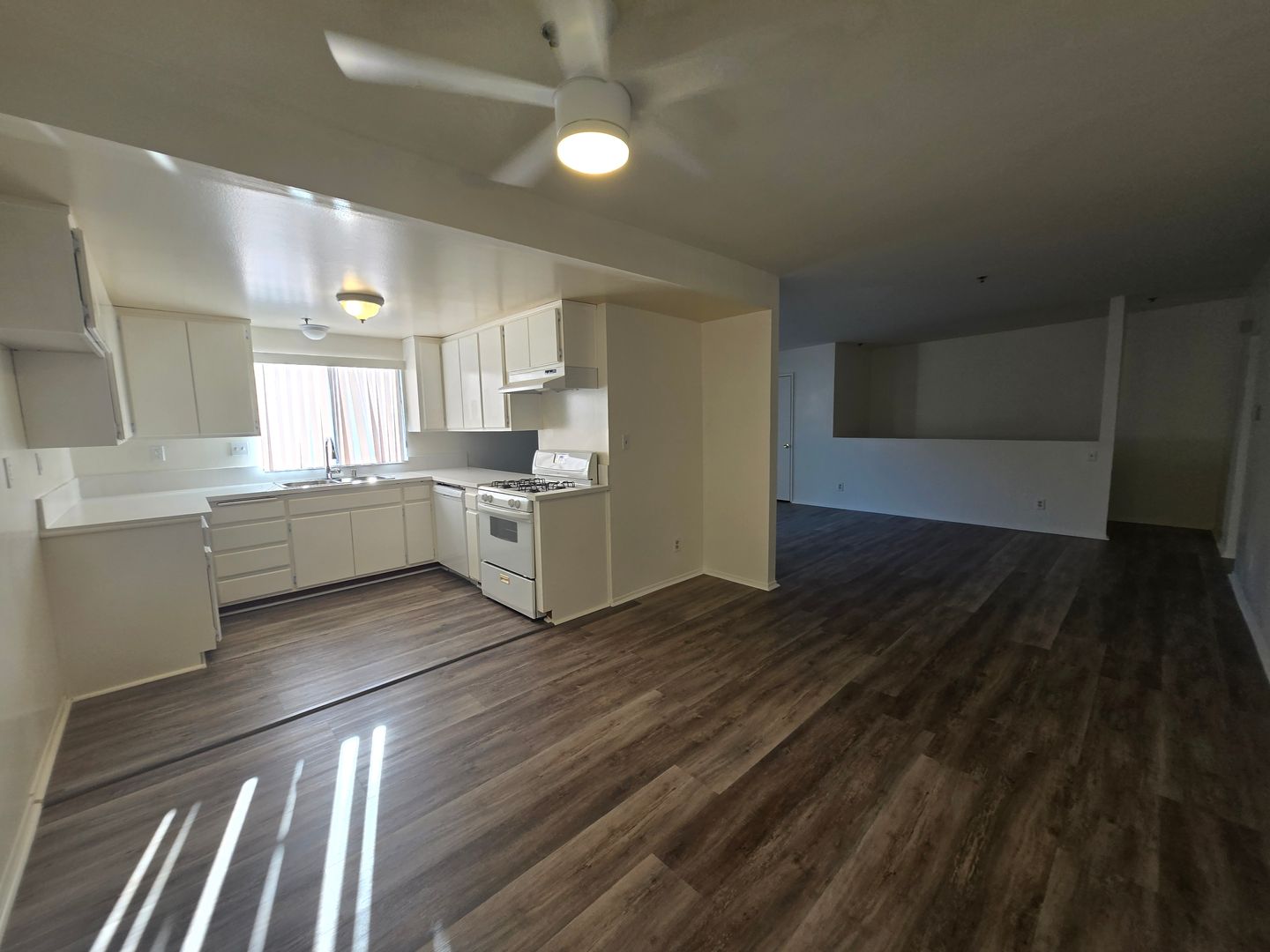 Montrose Apartment: 2474-2492 Montrose Avenue