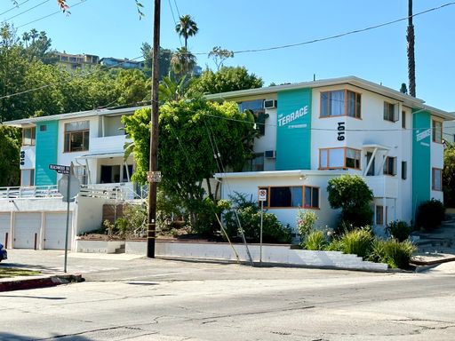 LA 1BR – Garage Parking, Laundry & Scenic Views – photo 1