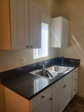 Spacious unit by Americana – photo 1