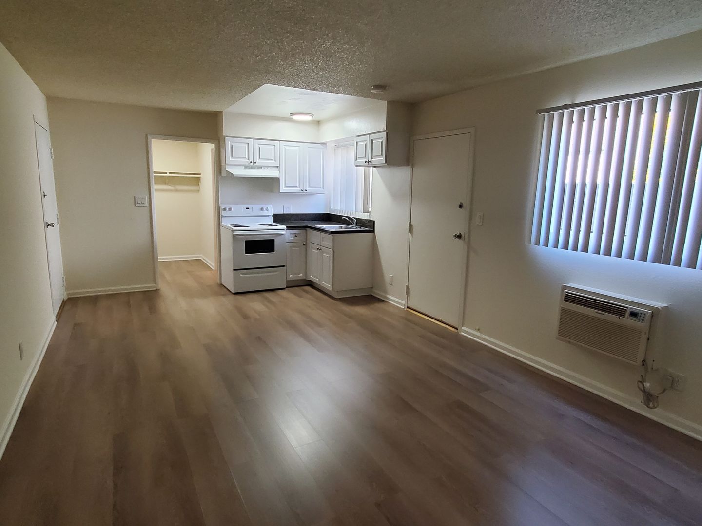 Burbank Apartment: 1815-1821 Scott Road