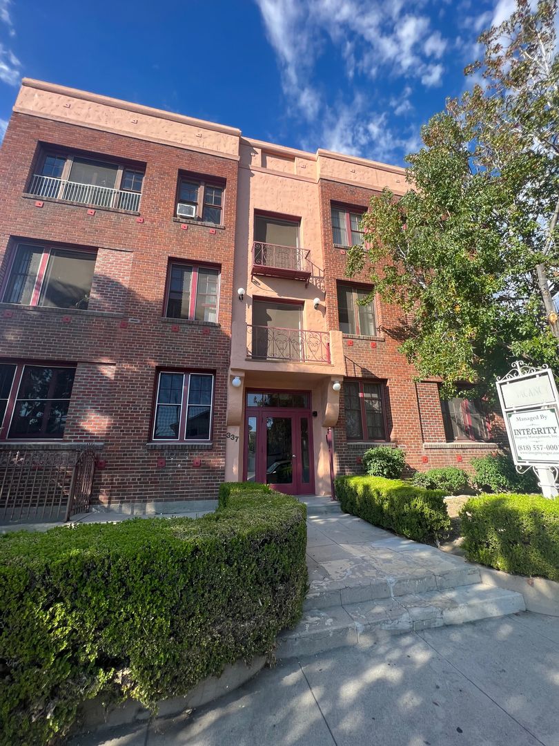 Glendale Apartment: 337 W. Elk Avenue
