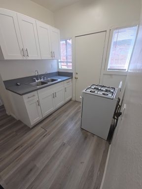Spacious unit by Americana/Galleria – photo 1