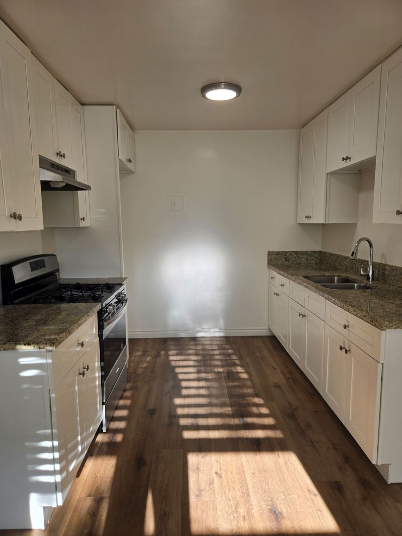 Los Angeles Apartment: 706 Chestnut Avenue