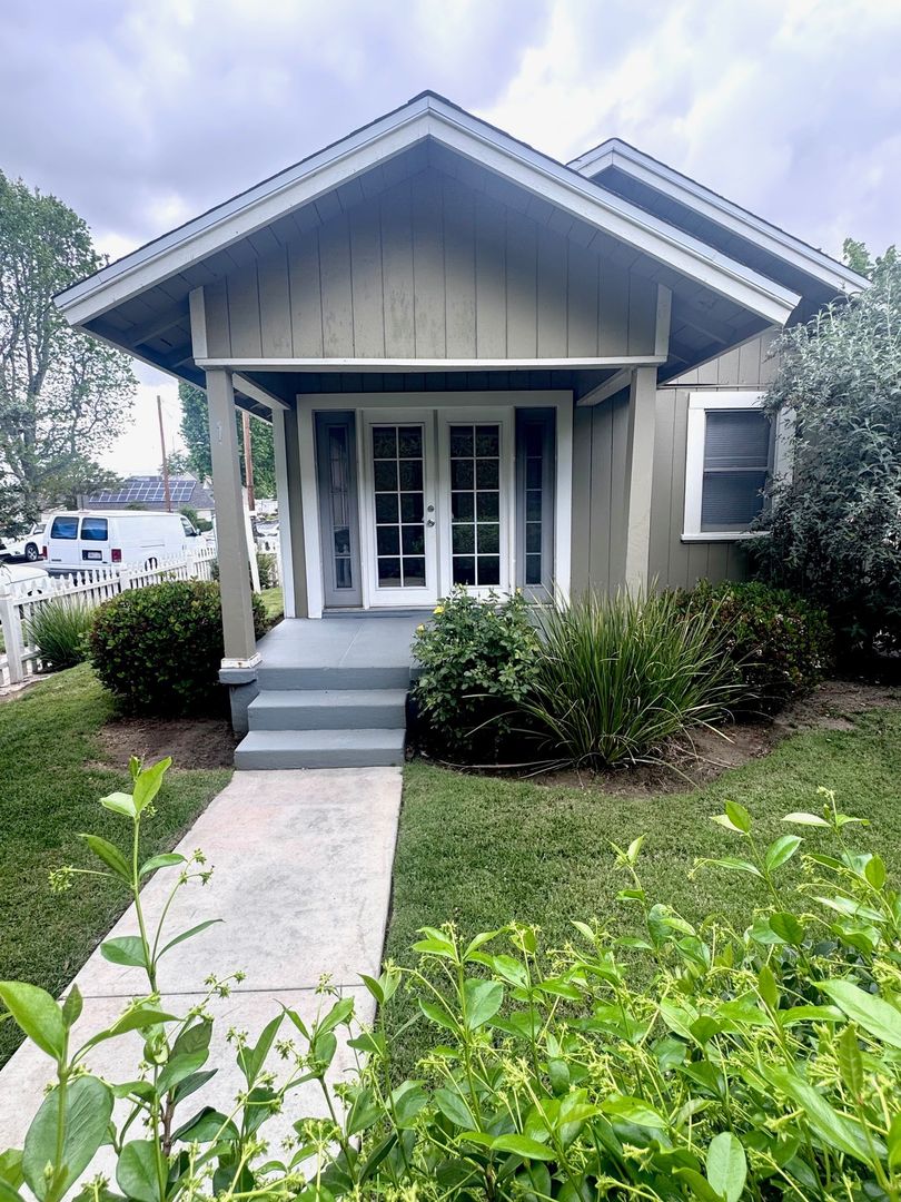 Newhall Apartment: 24328 Walnut Steet