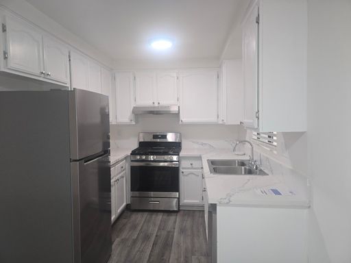 Newly Renovated 2BD 2BATH Townhome- Move In Special! – photo 1