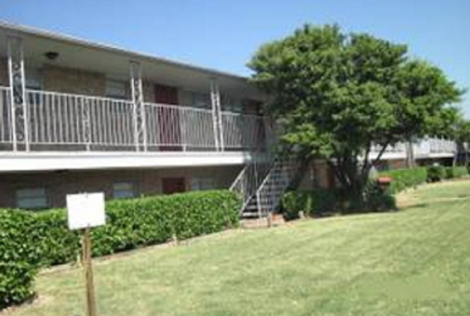Warr Acres Apartment: 7215 N. Macarthur Blvd.