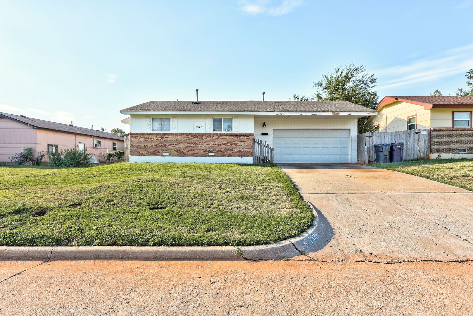 Del City House: 1528 SE 49th Ter