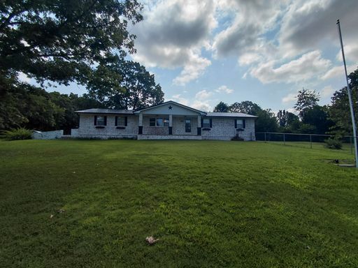 Fenced home close to post! – photo 1