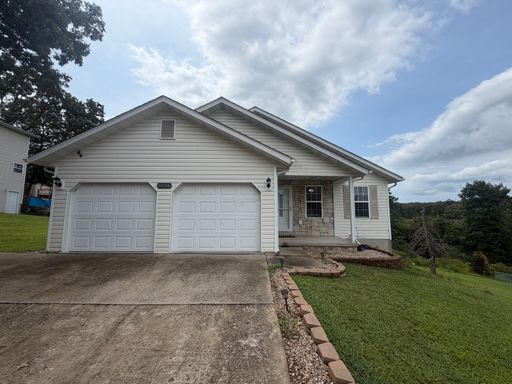 Large home close to post! – photo 1