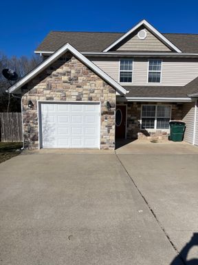 Duplex with a fence – photo 1