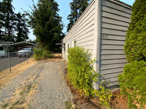 South Tacoma 1bdr w/ separte drive & huge fenced yard – photo 1