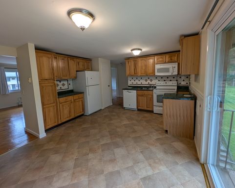 903 Parr Meadow Dr, Newburgh, NY 12550