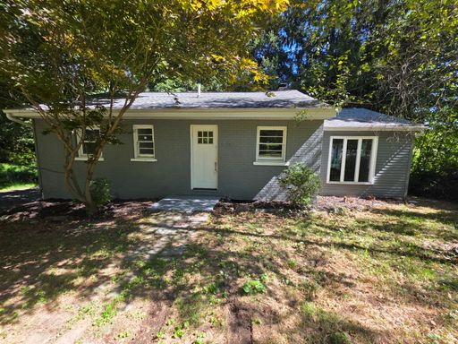 Beautiful Single-Family Home with Spacious Yard and Deck – photo 1