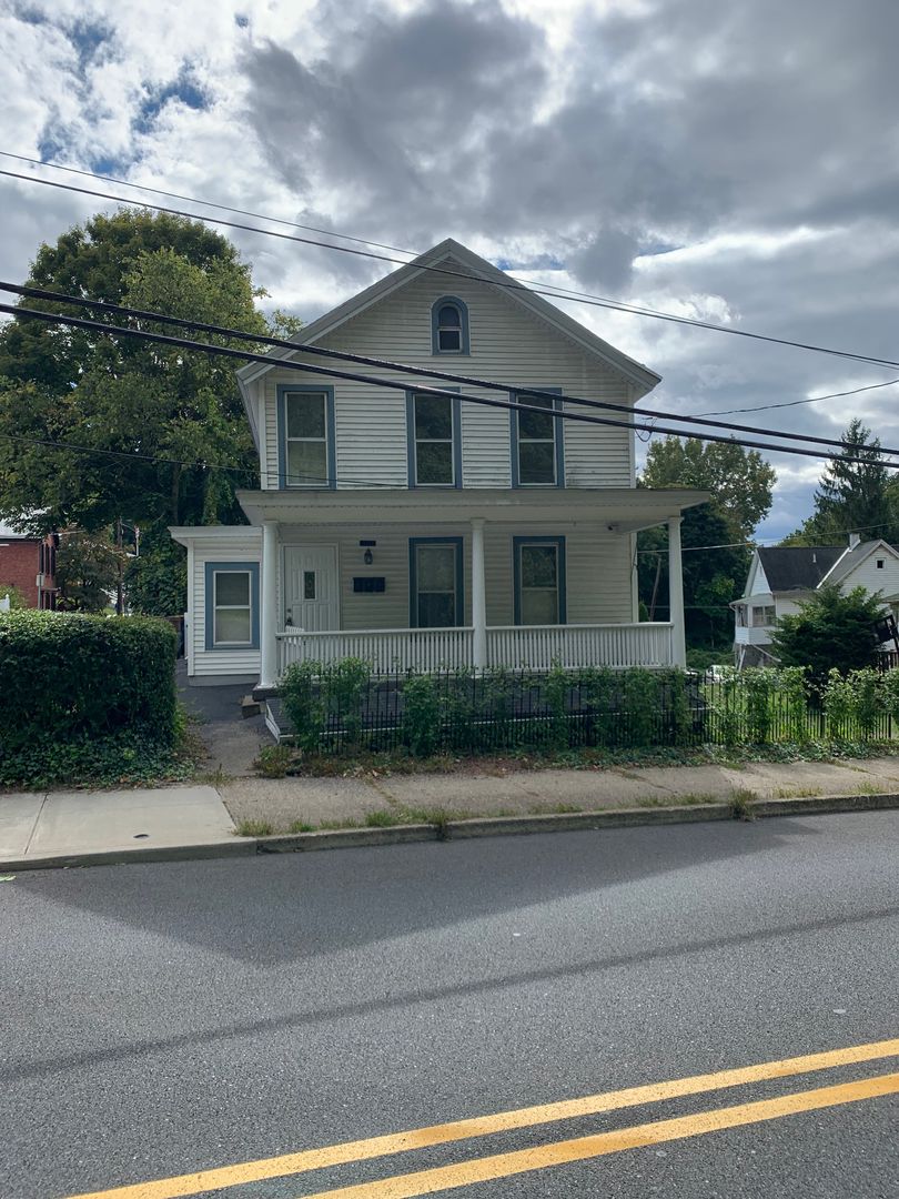 Kingston Apartment: 427 Delaware Ave.