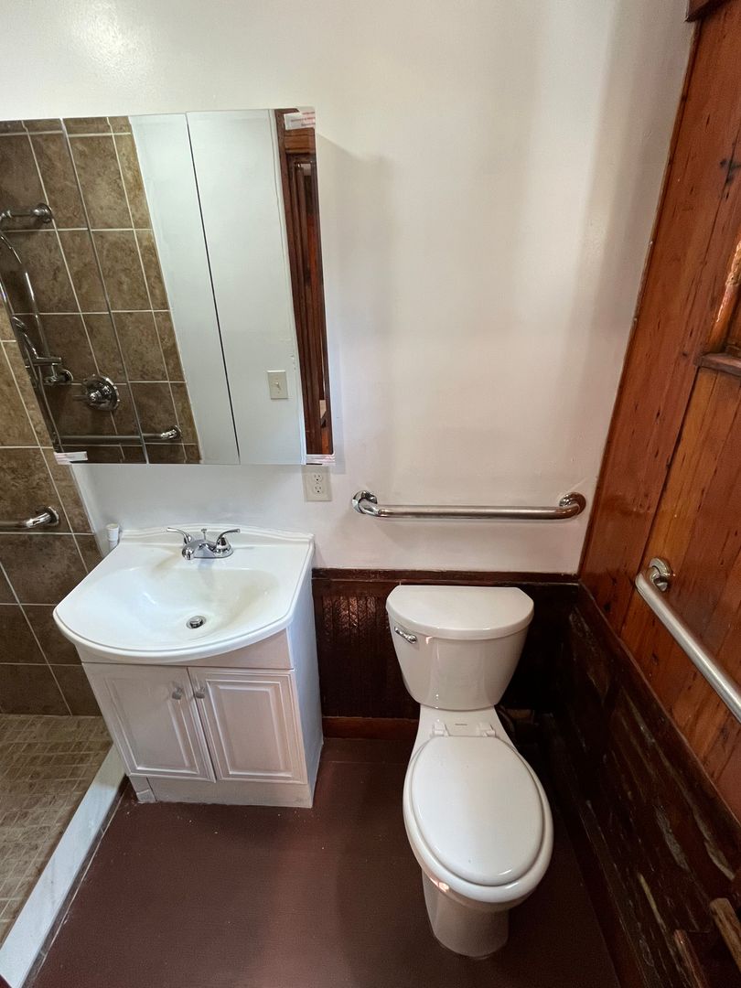 Kingston Apartment: 7 Russell St.