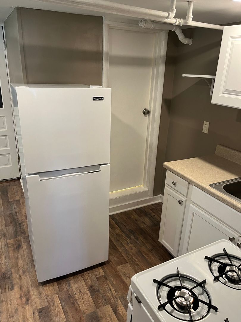 Kingston Apartment: 7 Russell St.