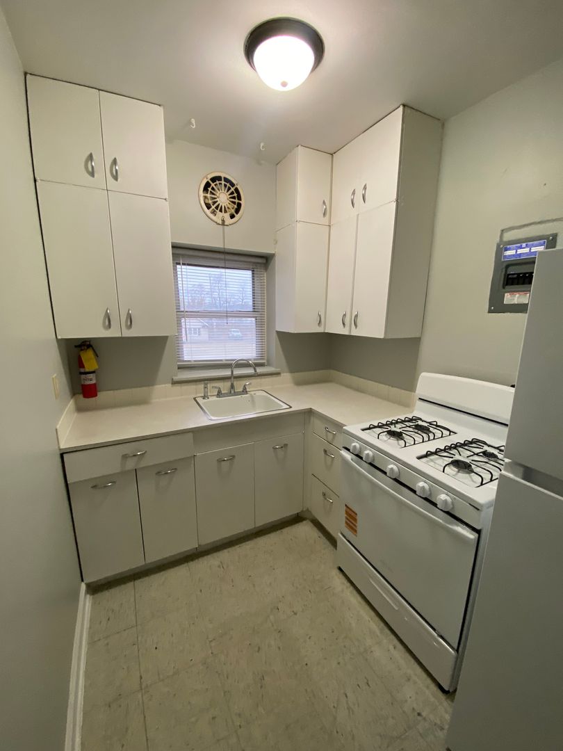 Bettendorf Apartment: 806 State Street