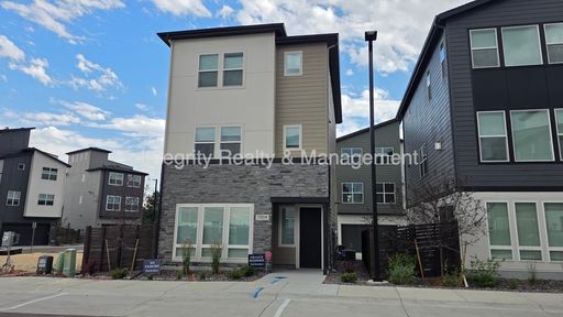 3 Bed/3 Bath, 1855 Sqft - 11014 E Hinsdale Cir – photo 1