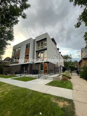 2 Bed/2 Bath Townhouse, 1280 sq ft, 881 Delaware St – photo 1