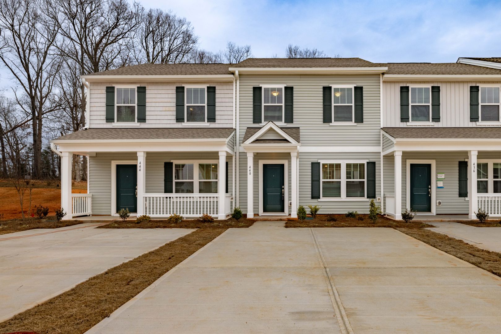  3br 2.5ba A cooks kitchen with island. Minutes from I-85 READY DEC 10th