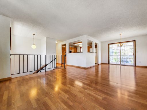 Spacious 5‑Bedroom Split Entry Home on Private Street Near I‑5 – photo 1