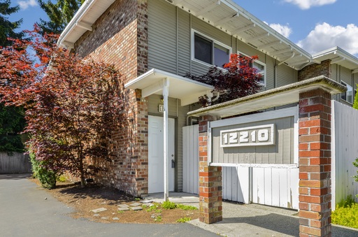 Lovely end unit at Newport Townhomes! – photo 1