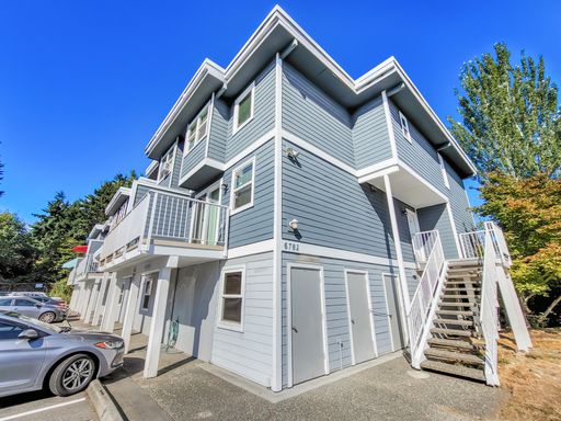 Bright End-Unit Townhome Across from Edmonds College – photo 1