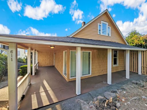 Spacious Upper-Level Duplex with City Views and Modern Upgrades – photo 1