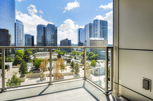 Luxury unit in Washington Square. Water/garbage/parking included in rent/Plus mini storage. Central A/C throughout the building. – photo 1