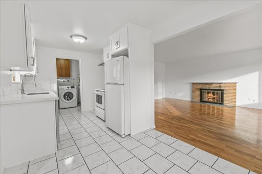 Bright and Updated Beacon Hill Rambler – photo 1
