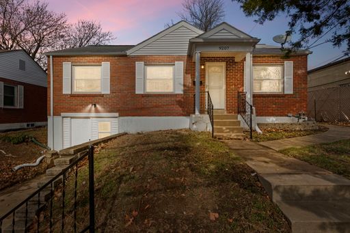 Beautifully Renovated 3 Bed/1.5 Bath Home – photo 1