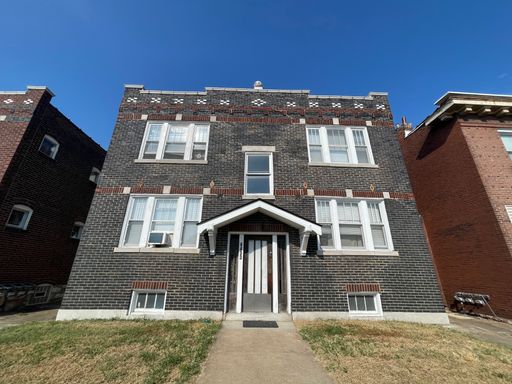 Beautifully Renovated, Spacious 1 Bedroom in Bevo – photo 1