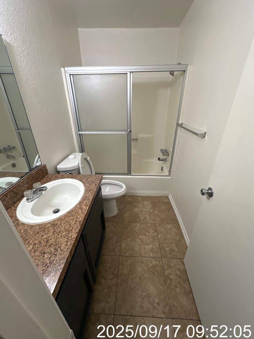 Bakersfield Apartment: 2813 Villalovos Ct