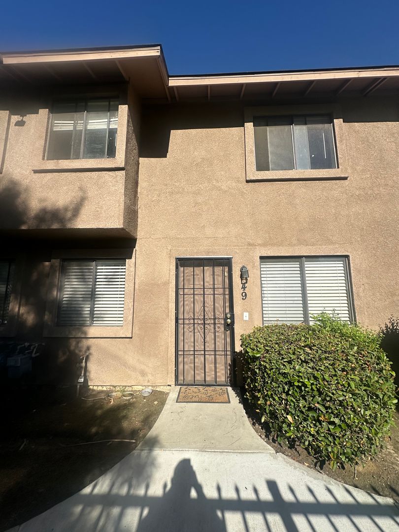 Bakersfield Townhome: 510 Real Rd.
