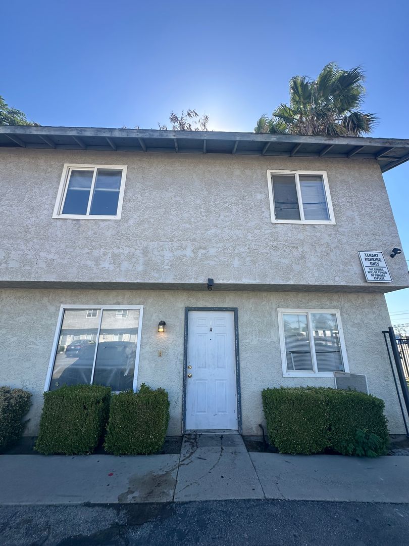 Bakersfield Apartment: 124 White Lane