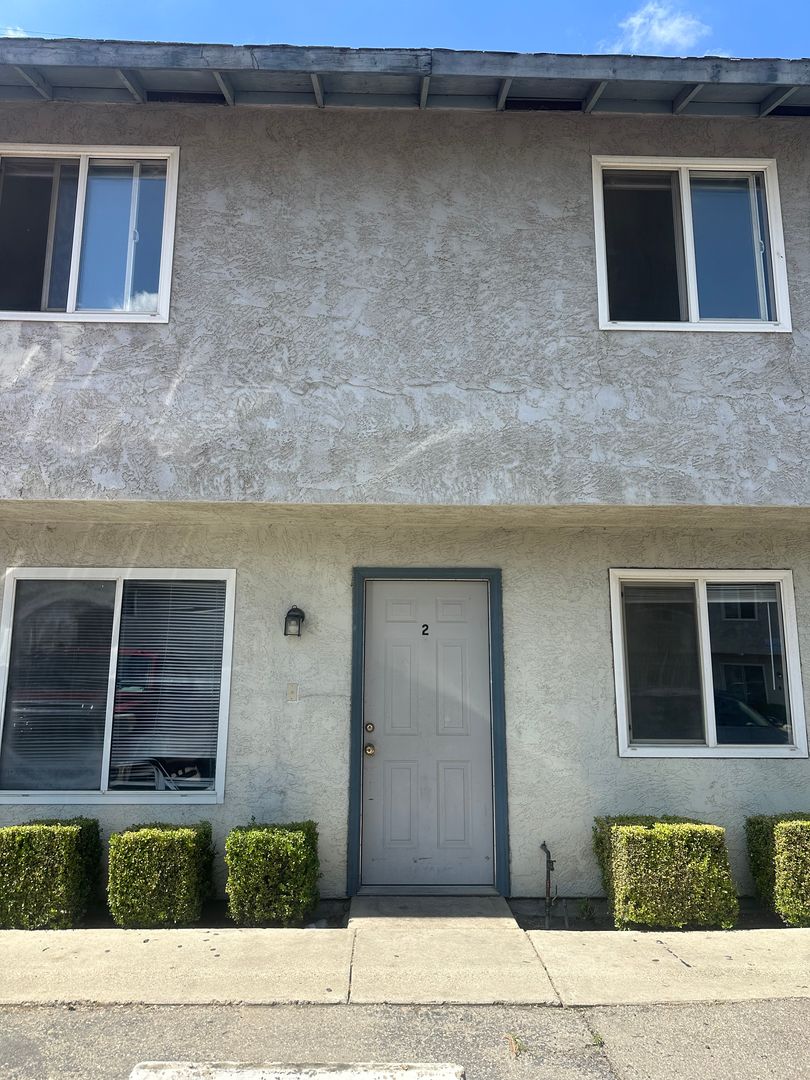 Bakersfield Apartment: 128 White Lane