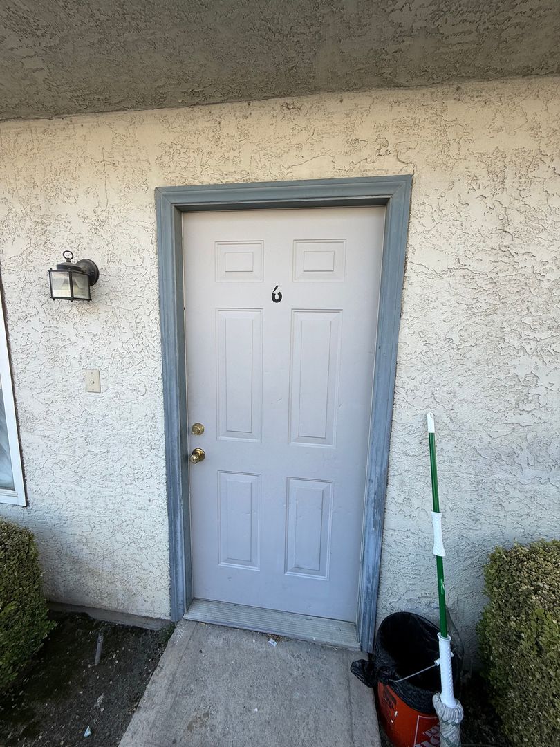 Bakersfield Apartment: 128 White Lane