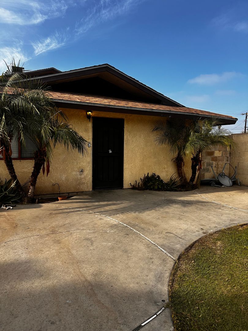 Bakersfield Apartment: 921 M St. A-C