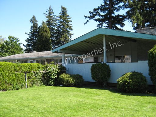 3 BED WITH LARGE BASEMENT, SPACIOUS LAYOUT AND ON THE MAX LINE! – photo 1