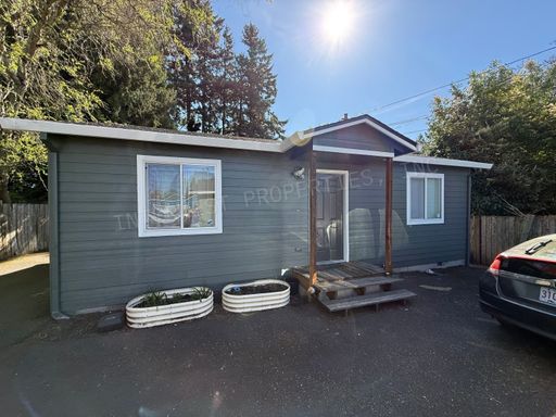 This is the perfect 2 Bedroom bungalow home in Portland with Garbage Included!!! – photo 1