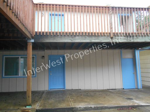 Super Cute Studio in SE PDX 6-Plex w/Off street Parking, Small Deck & Garbage Included in Rent! – photo 1