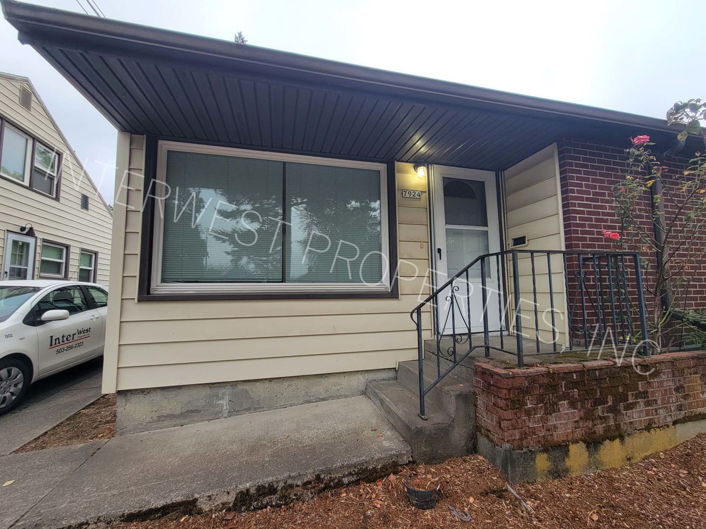 PORTLAND Apartment: 7920--7932 SE WOODSTOCK